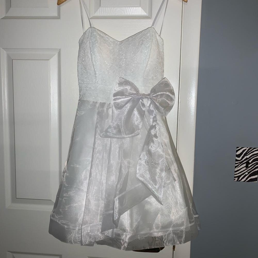 Women’s (Size 7/8) formal dress. New with tags.